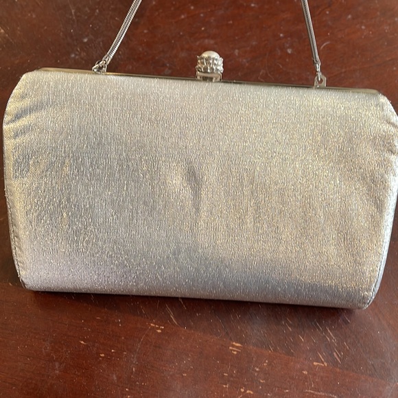 Vintage silver clutch with chain and clasp detail - Picture 5 of 7